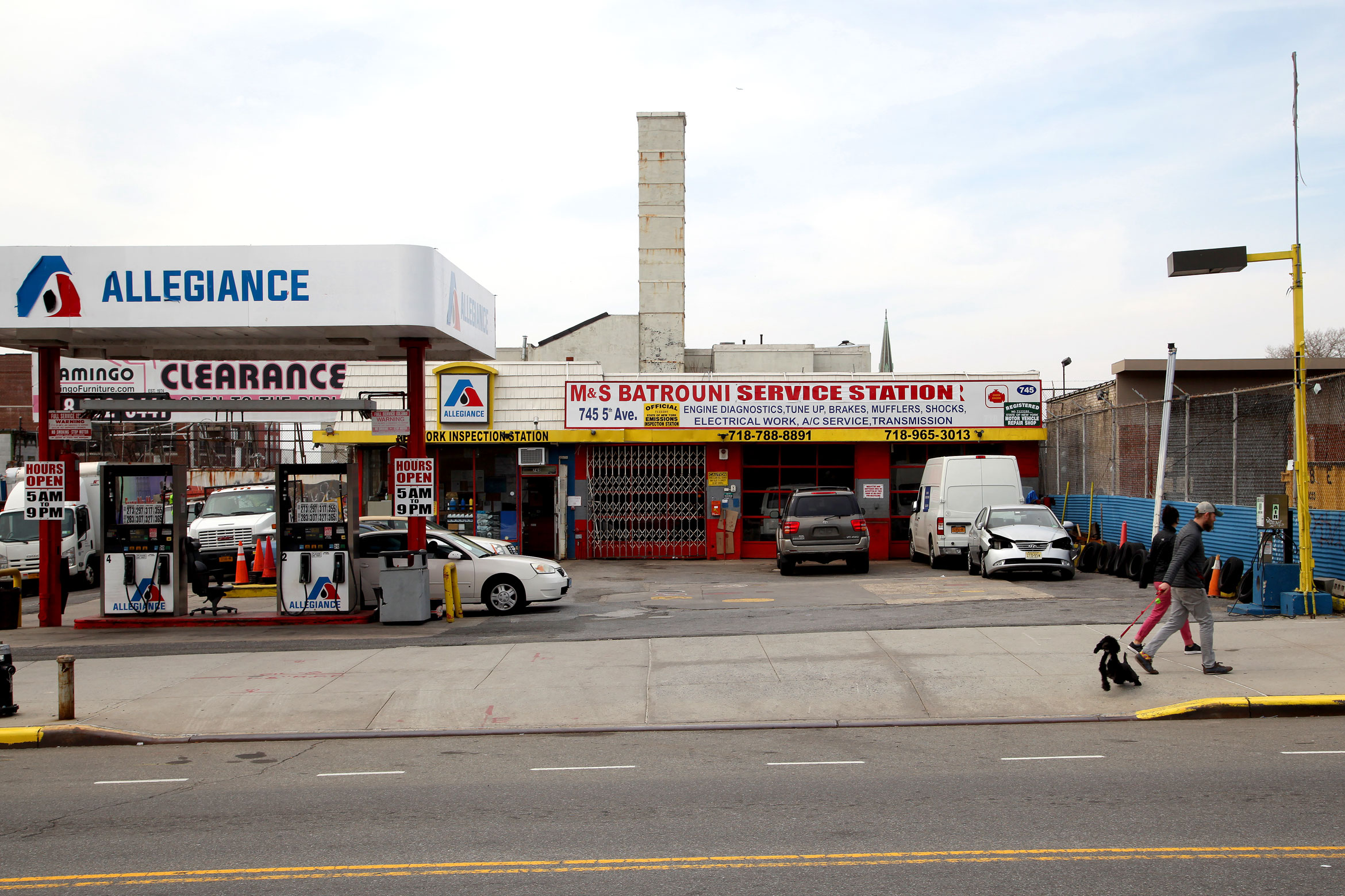 An automotive repair shop opposite Greenwood Cemetery. Photo by Amy Howden-Chapman